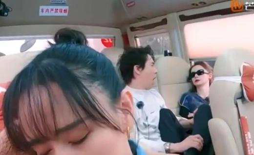 看《妻子的浪漫旅行》李承铉边睡边给戚薇捏脚，终于懂了：真爱在日常细节里 “安了家”