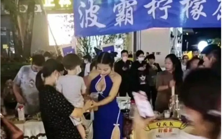 奶茶店老板娘穿着性感遭举报：穿衣自由也有错吗？