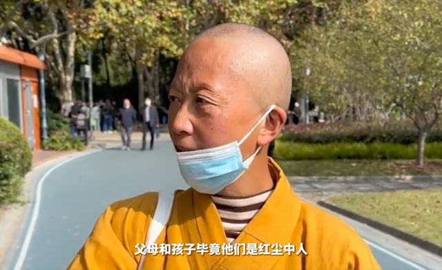 妈妈裸捐500万，女儿却贷款读书：六根清净还是六亲不认？