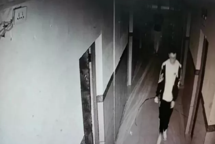胡鑫宇遗体被找到，录音笔、十元钱疑点重重，更多细节被梳理出....