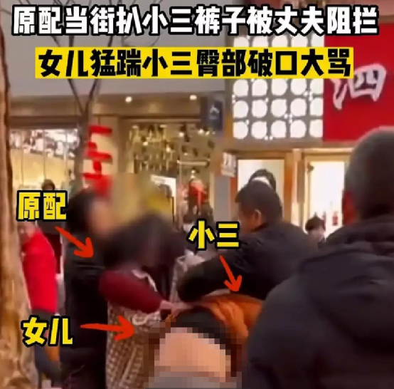 母女联手当街暴打小三，抓头发、扒裤子，现场不堪入目...