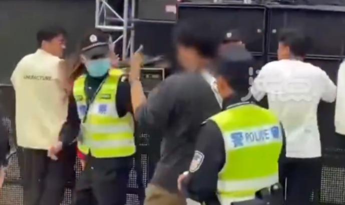 音乐节现场男子突然对着警察竖中指，网友：看到结果我放心了