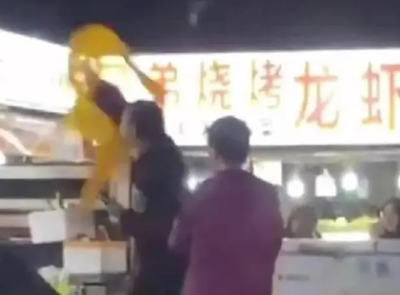 烤鱿鱼摊主买彩票中2574万，当场把自己摊位砸了....