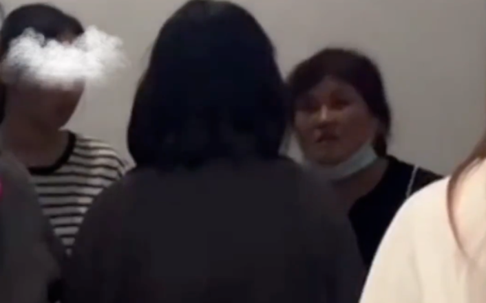 女儿被欺负，母亲进校扇舍友耳光：校园霸凌究竟该如何反击？