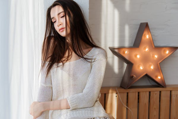 00后女生回村相亲,见面不敢对视:恋爱心理学