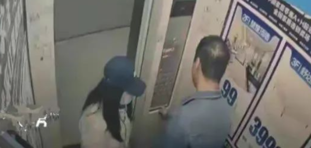 公职丈夫与女同事在电梯内搂抱，妻子怒举报：当婚姻遭遇了背叛...