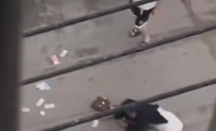 女子被男子当街摔打，撕心大喊帮我报警
