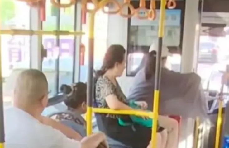 女子要求关空调，遭同车乘客怒怼：自私的人都有哪些特点？