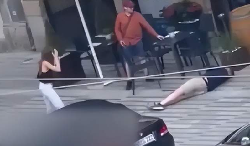 波兰一男子当街枪杀前女友未婚夫后自杀：别爱的太极端！