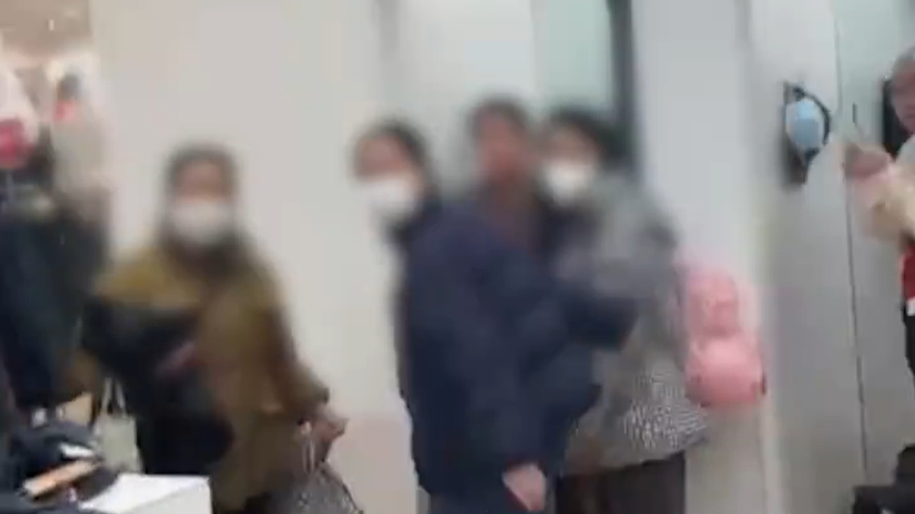 女子在试衣被3岁男童趴地偷窥，家长：随便报警
