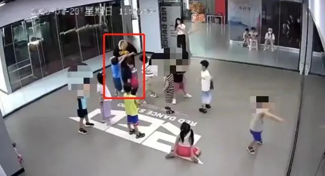 男孩学街舞被老师取绰号揪耳朵：教师心理怎么了？