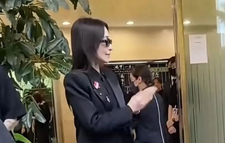 李玟葬礼现场，44岁萧亚轩精神状况异常，崩溃痛哭