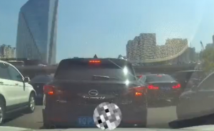 女乘客等红灯时情绪崩溃大声尖叫：司机瑟瑟发抖...