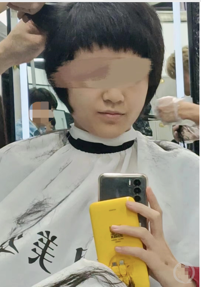 18岁女生“洗剪吹”后大哭，情绪崩溃引网友围观