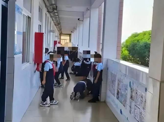 失去课间的孩子们在厕所社交？网友家长们炸锅了......