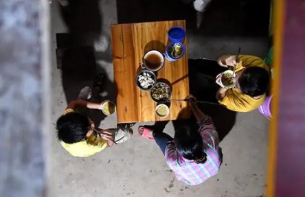 深圳求学路，母爱显沉重！山西妈妈四千工资转三千，供子不易！