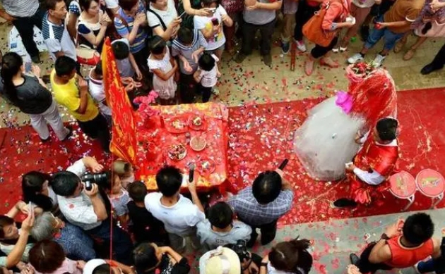 震惊！新娘彩礼要价30万，新婚夜竟遭婆婆白布验身，是习俗还是侮辱？