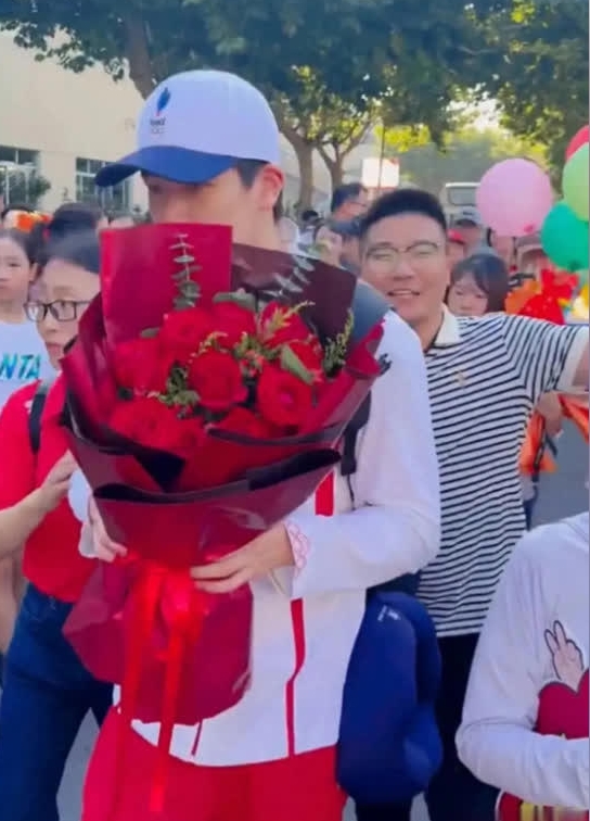 潘展乐度假村帅照曝光，手捧鲜花身高瞩目，网友直呼太养眼
