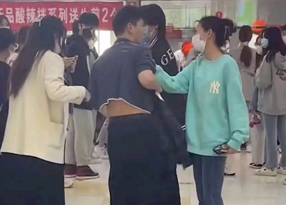 小伙阻止女生被偷拍遭殴打 ，被偷拍的人，被忽视的伤害